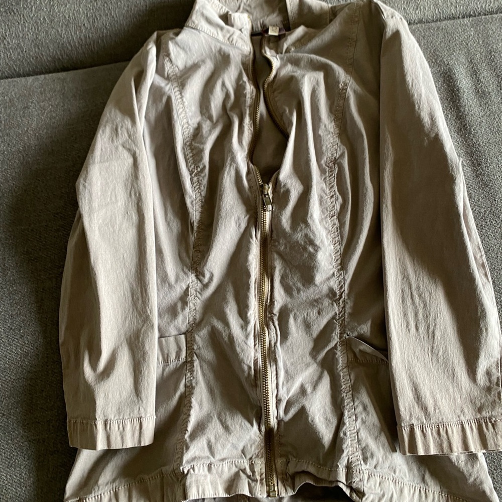 Color grey very pretty size M and is from xcvi